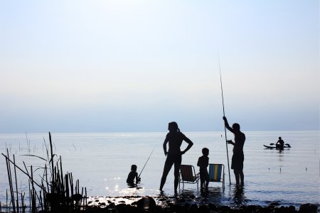 Family-lake- fishing